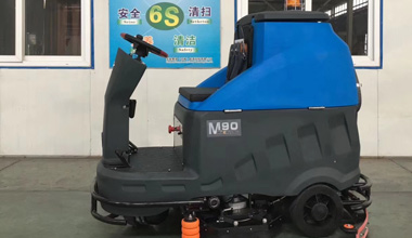 M90駕駛式洗地機服務(wù)于天能電池